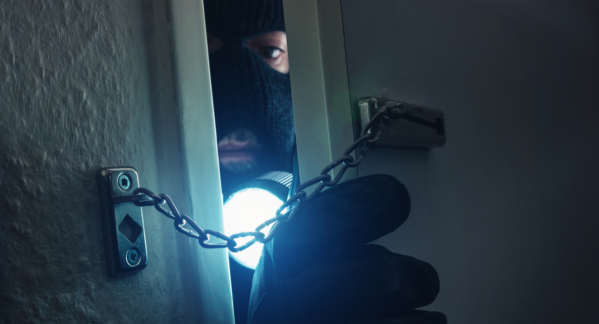 Invasor tentando entrar pela porta